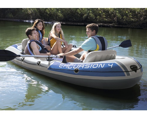 Quatre personnes dans un bateau pneumatique Excursion 4 sur l''eau.