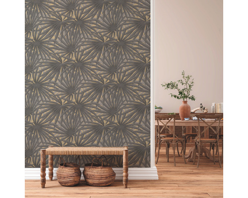 Wohnraum mit gemusterter Tapete, Sitzbank und Essbereich