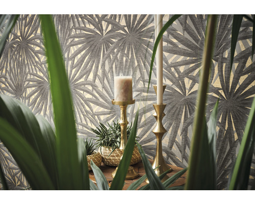 Dekorative Tapete mit Palmblattmuster, Kerzen und Topfpflanzen auf einem Tisch