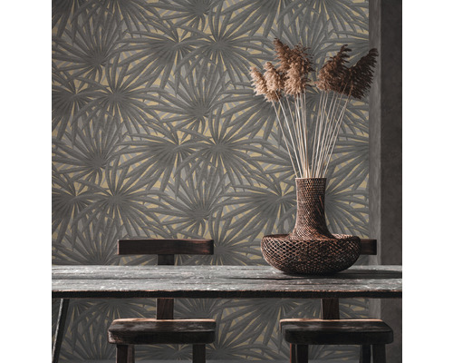 Szene mit Esstisch, Vase und Wandtapete mit Pflanzenmuster