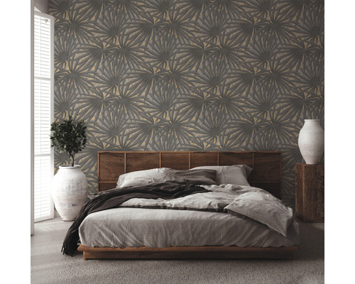 Schlafzimmer mit gemusterten Tapeten, Bett und dekorativen Elementen.