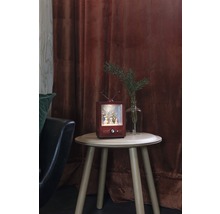 Boule à neige décorative en forme de téléviseur sur une petite table avec décoration