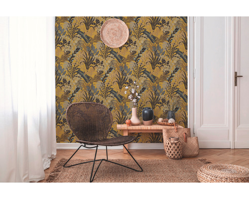 Salon avec papier peint à motifs, fauteuil et accessoires décoratifs pour une ambiance chaleureuse.