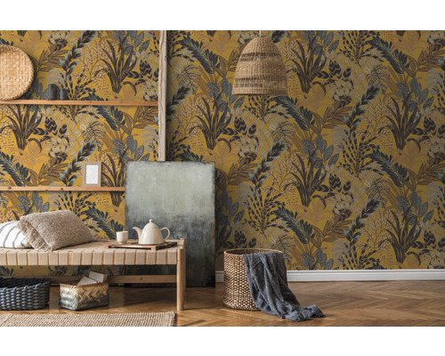 Espace de vie avec papier peint à motifs, banc et décorations pour une ambiance chaleureuse.