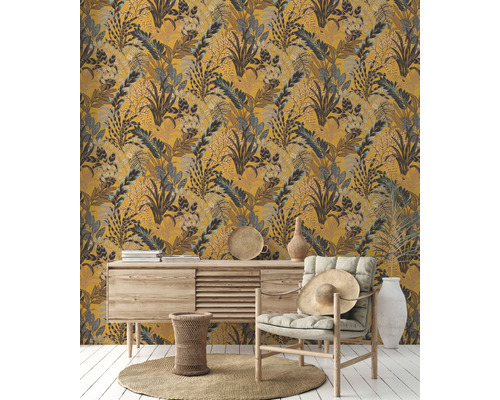 Salon décoratif avec papier peint jungle jaune, buffet et fauteuil