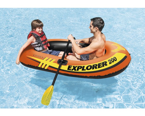 Bateau gonflable Intex Explorer 200 avec deux personnes et une pagaie sur l''eau