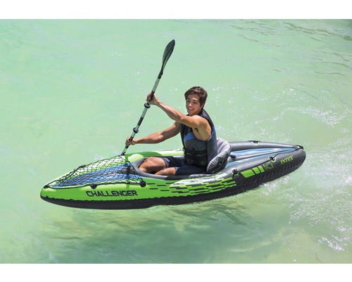 Homme naviguant sur un kayak gonflable Intex Challenger avec une pagaie sur l''eau