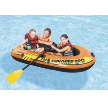 Schlauchboot mit zwei Kindern und einem Erwachsenen auf dem Wasser