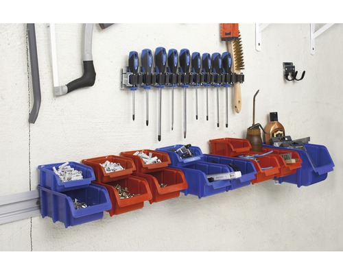 Mur d''atelier avec outils, tournevis et boîtes de rangement pour le stockage