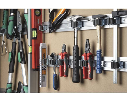 Outils fixés sur un mur à outils