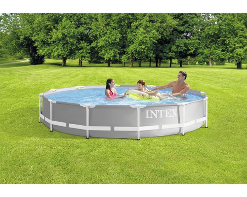 Piscine gonflable Intex avec famille dans le jardin