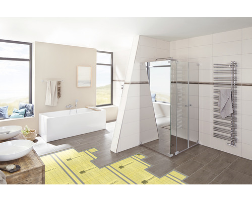 Salle de bain lumineuse avec baignoire, douche, lavabo et chauffage au sol