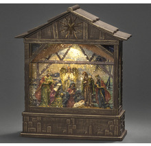 Crèche illuminée dans une étable en bois