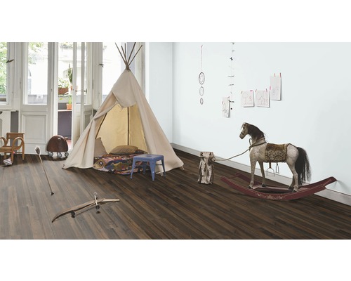 Chambre d''enfant avec tente de jeu, jouets et sol stratifié foncé.