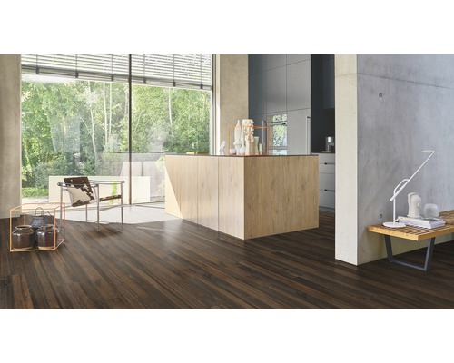 Pièce moderne et lumineuse avec parquet foncé, îlot de cuisine et grande fenêtre