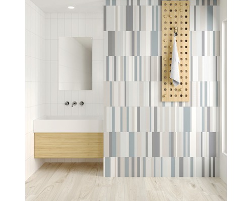 Badezimmer mit Waschtisch, Spiegel, Handtuchhalter und gestreifter Wandgestaltung