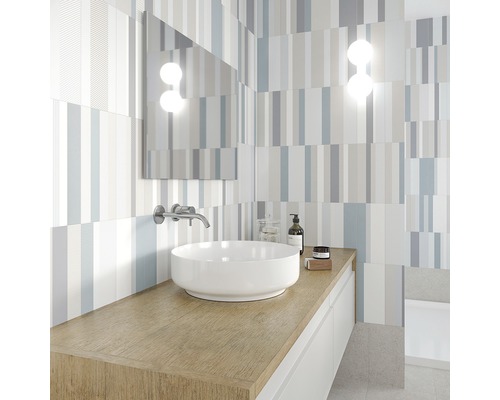 Modernes Badezimmer mit Waschtisch, Spiegel und gestreiften Fliesen