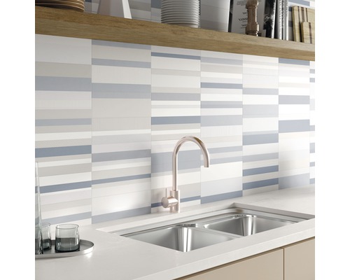 Küchenspüle mit horizontal gestreiften Wandfliesen in der Küche