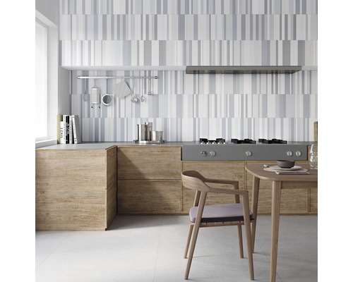 Moderne Küche mit Holzelementen, Fliesenspiegel mit Streifenmuster und Essbereich