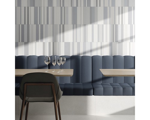 Essbereich mit Wandfliesen in Streifenoptik, Sitzbank und Tisch