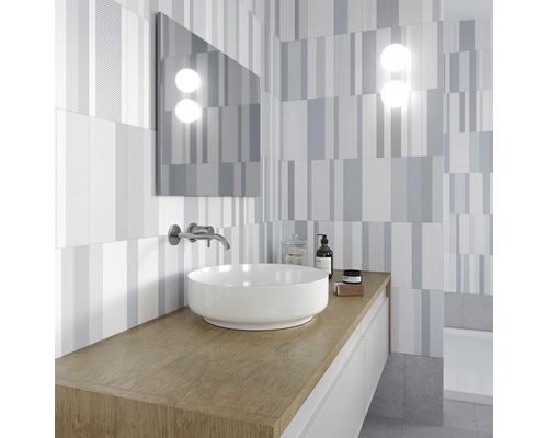 Modernes Badezimmer mit Waschtisch, Spiegel und Wandfliesen mit Streifenmuster