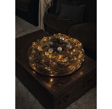 Couronne de l''Avent décorative avec lumières LED sur une table