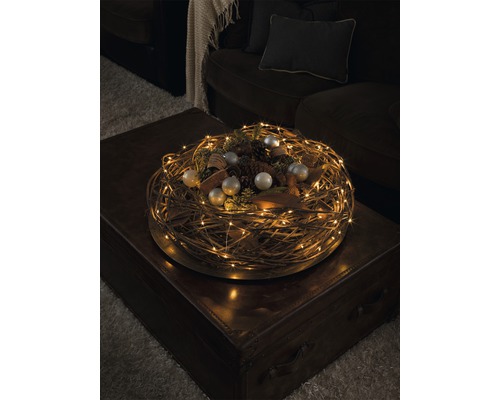 Couronne de l''Avent décorative avec lumières LED sur une table