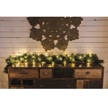 Commode avec guirlande décorative, guirlande lumineuse et décoration murale