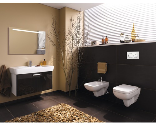Modernes Badezimmer mit Waschtisch, Spiegel, Bidet und Toilette