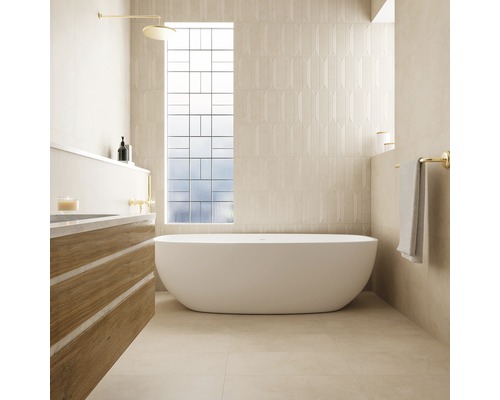 Helles Badezimmer mit Badewanne, Waschtisch und strukturierten Wandfliesen
