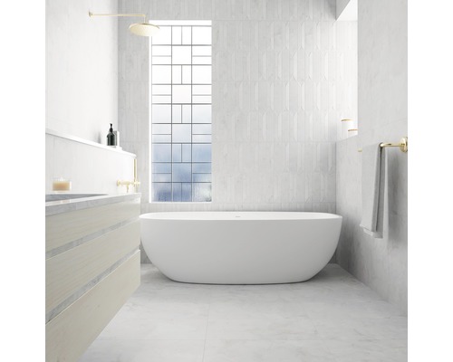 Salle de bains avec baignoire, lavabo et fenêtre