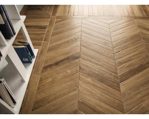 Pose de carreaux de sol en motif à chevrons