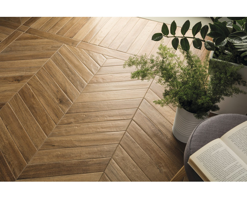 Sol avec carrelage imitation bois à chevrons