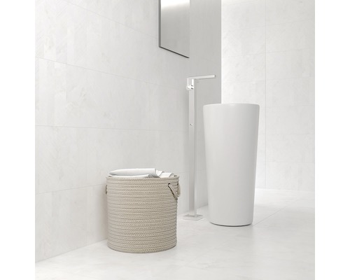 Salle de bain avec lavabo sur pied, panier à linge et miroir