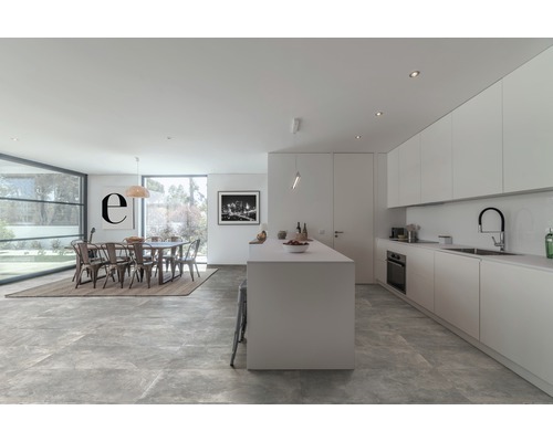 Espace de vie lumineux avec cuisine, table à manger et carrelage