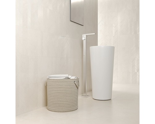 Helles Badezimmer mit Waschtisch, Armatur und Wäschekorb