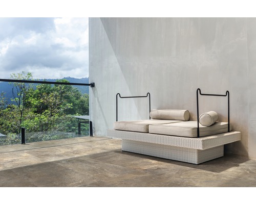 Terrasse mit Rattanliege und Blick auf die Natur