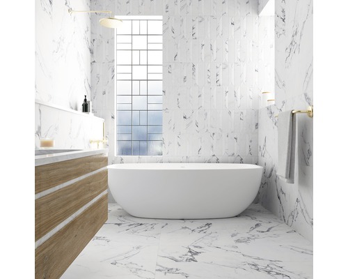 Modernes Badezimmer mit freistehender Badewanne, Marmorfliesen und Holzwaschtisch