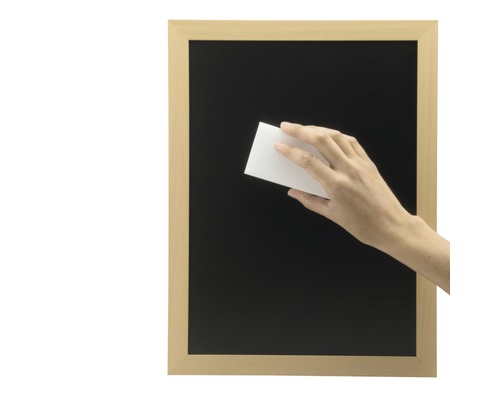 Tableau noir avec cadre en bois et main avec effaceur