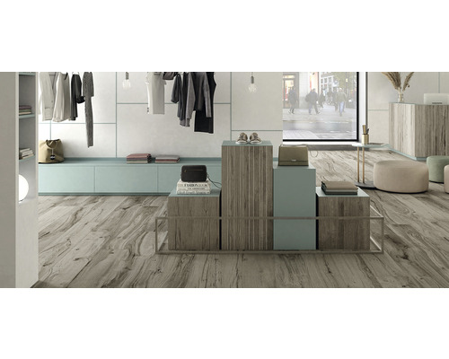 Intérieur avec plancher en bois, vêtements et accessoires sur podiums et portant à vêtements