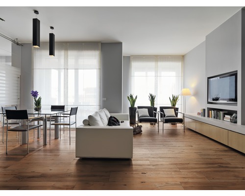 Salon lumineux avec parquet, canapé, fauteuils, table et meuble TV