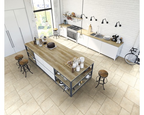 Cuisine claire avec îlot de cuisson, chaises et appareils de cuisine dans une pièce spacieuse.
