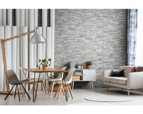 Salon avec table à manger, chaises, lampadaire et revêtement mural imitation pierre