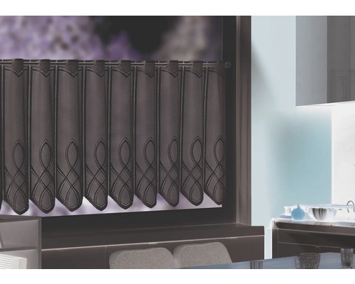 Gardinenpaneel mit Schlaufenaufhängung und dekorativem Muster vor Fenster