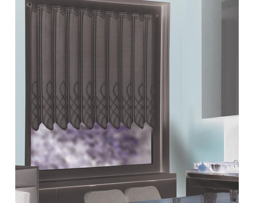 Gardine mit Stickerei im Fenster