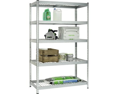 Étagère avec produits de nettoyage et de jardinage, outils et caisses en bois