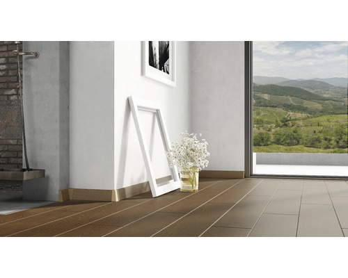 Raumansicht mit braunem Laminatboden, weissen Bilderrahmen und Blumen in einer Vase