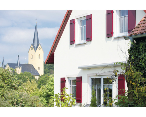 Façade de maison avec volets et clocher d''église en arrière-plan