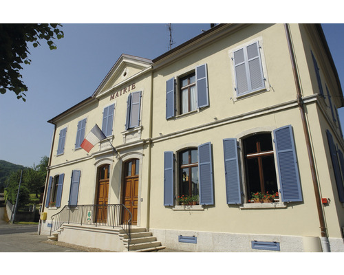 Extérieur d''une mairie avec des volets