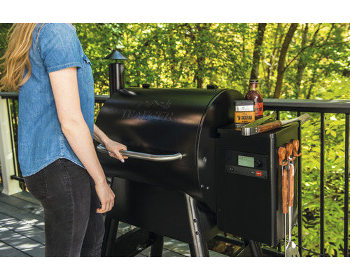 Traeger Grill auf einer Terrasse mit Frau